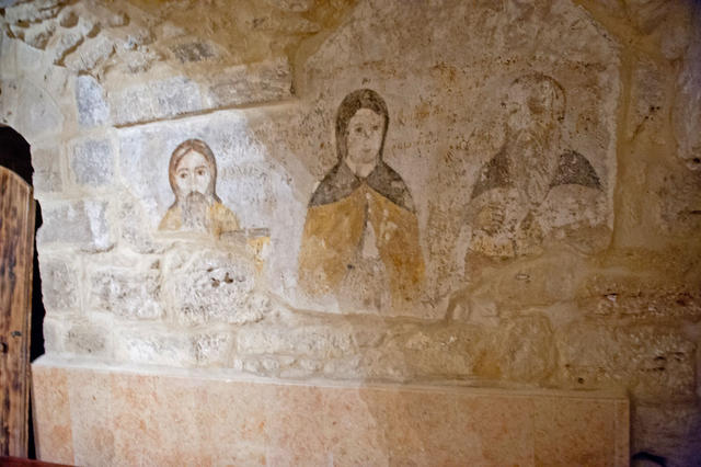 Древние фрески, сохранившиеся в нижнем храме