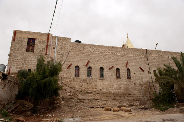 Вид на стены монастыря с юга