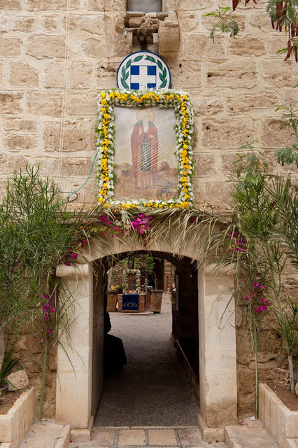 Центральный вход в монастырь, украшенный к празднику
