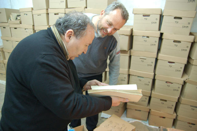 П.В. Платонов и Н.Н. Лисовой работают с архивами ИППО в Иерусалиме. 3 марта 2009 г.